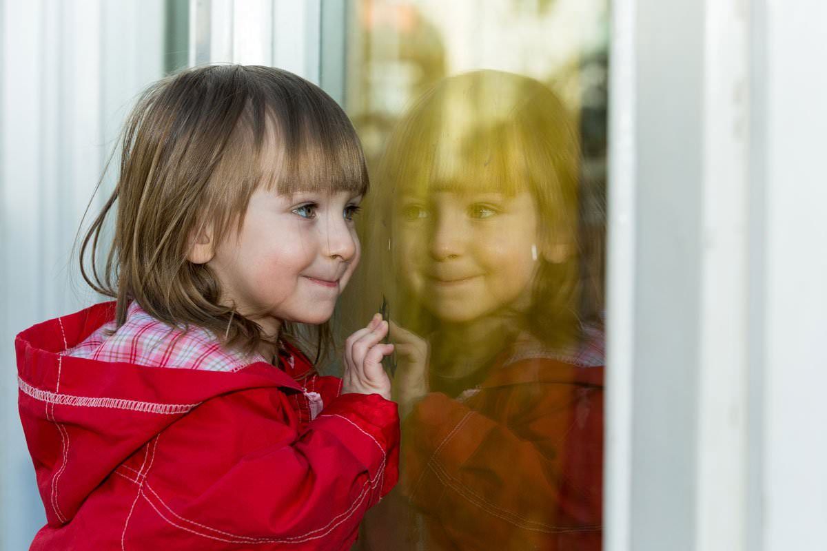 Kind vor dem Fenster - Kindergarten Fotograf Berlin 