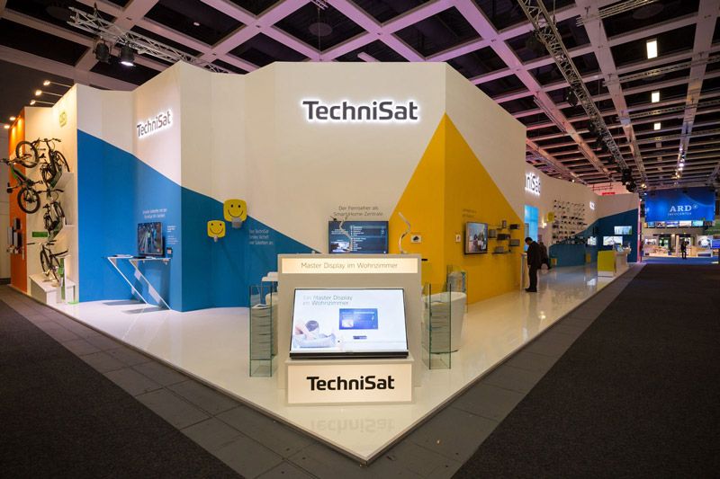 Professionell fotografierter Messestand von TechniSat auf der IFA Berlin, mit klarer Beleuchtung und modernem Design.