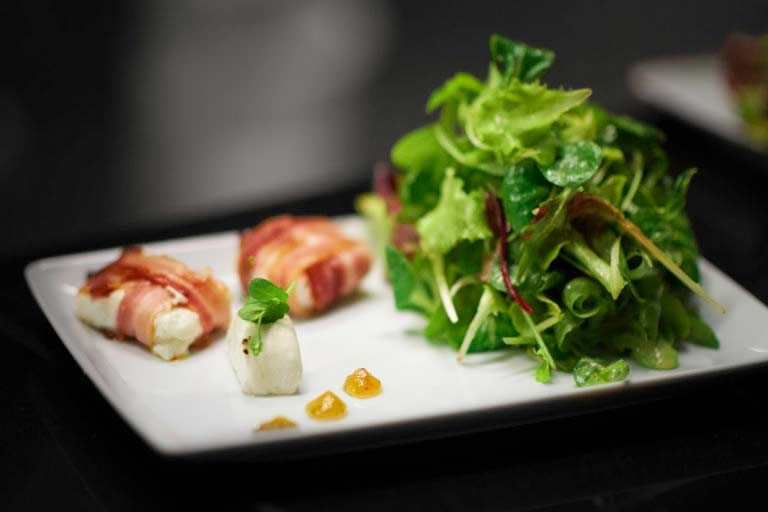 Food Fotografie Ziegenkäse mit Sommerlichen Salat 