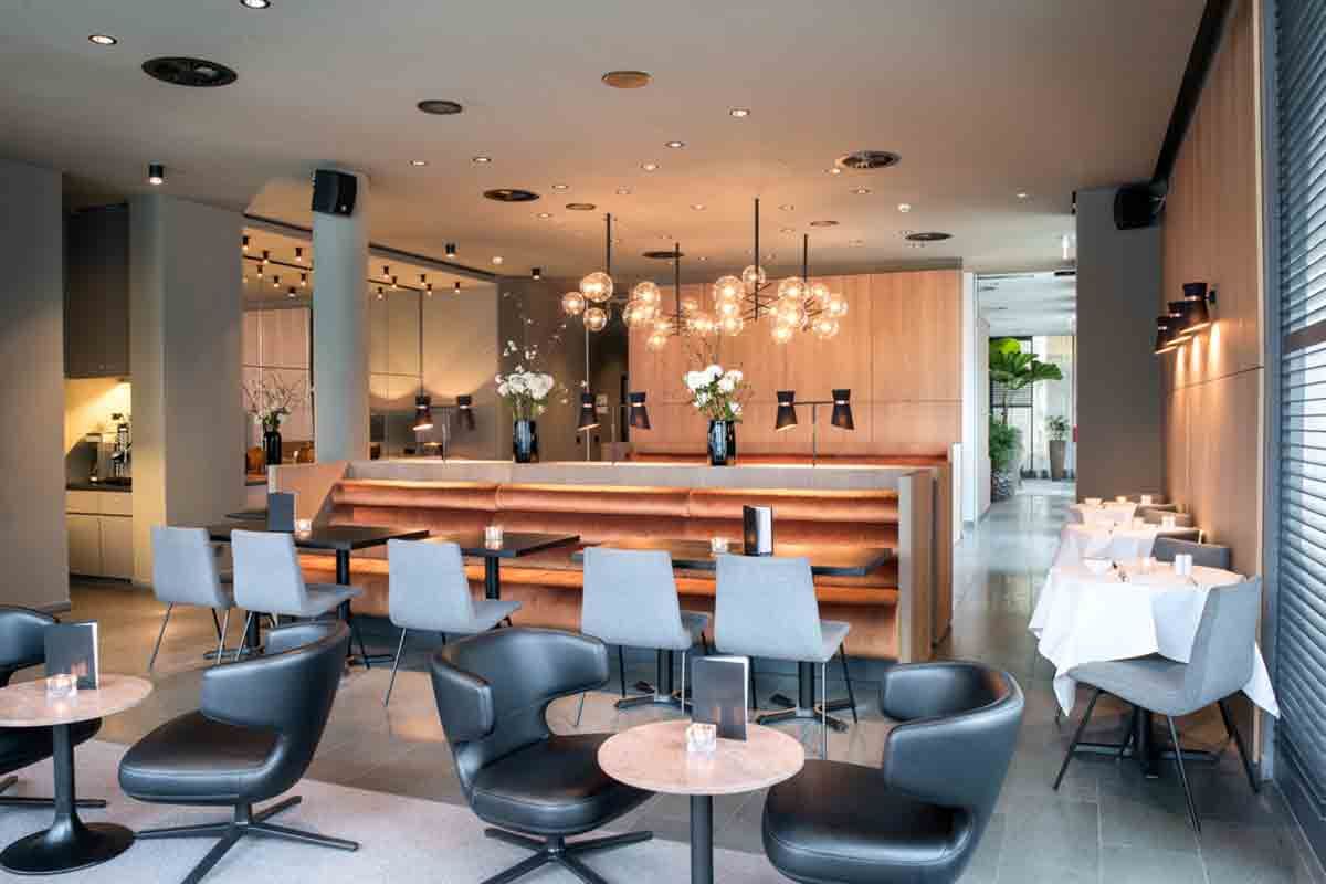 Eine stilvolle Hotelbar im HOtello K80, aufgenommen von einem Hotelfotografen in Berlin.
