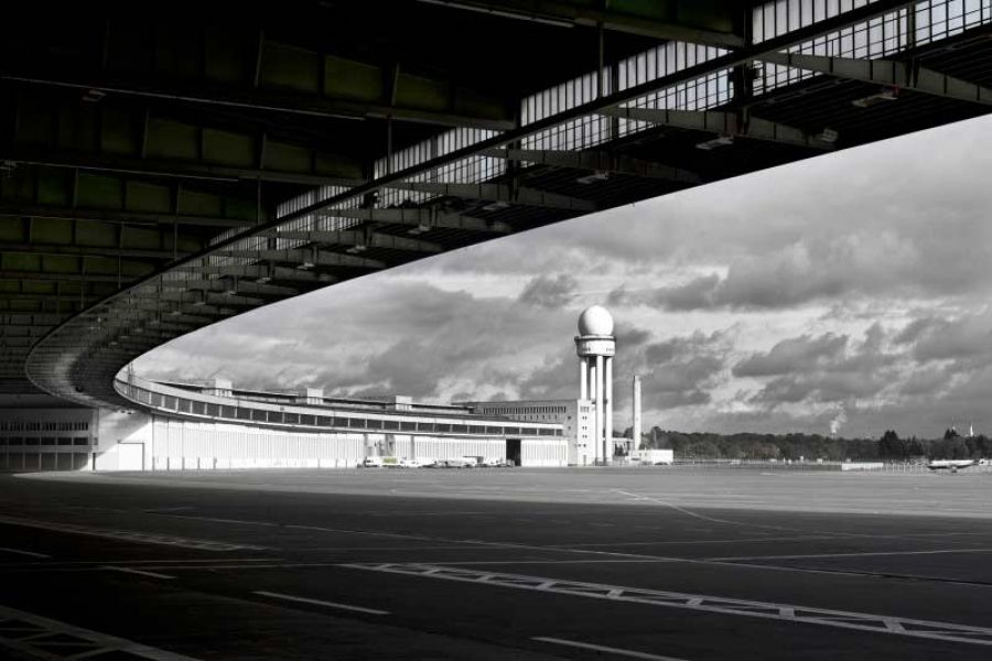 Architekturfotografie des historischen Flughafens Tempelhof in Berlin mit seiner geschwungenen, weitläufigen Struktur.