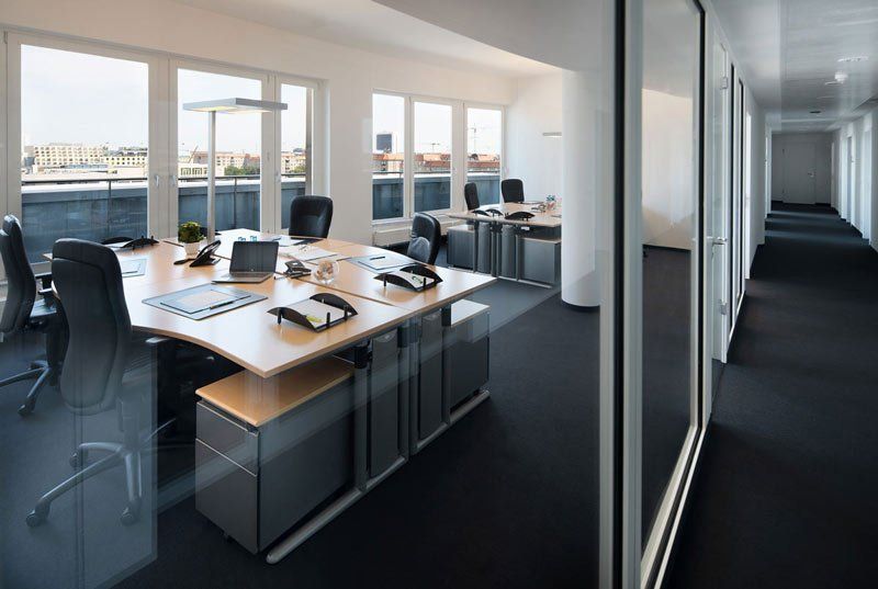  Modernes Büro mit Panoramafenstern – Immobilienfotograf Berlin Innenraumfotografie