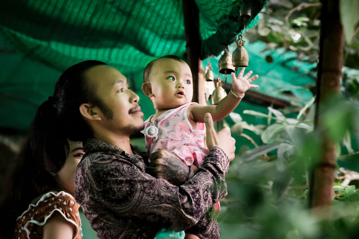 Vater mit seinem Kind im Tempel in Thailand