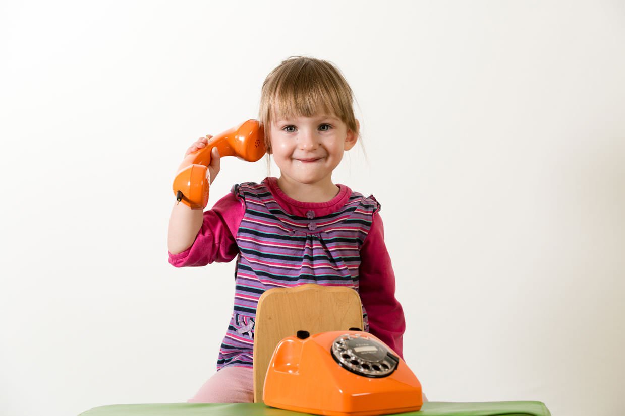 Kind mit Telefon - Kindergartenfotograf berlin