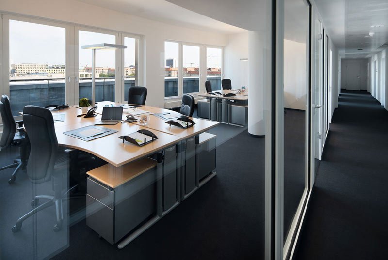 Modernes Büro mit Panoramafenstern – Immobilienfotograf Berlin Innenraumfotografie