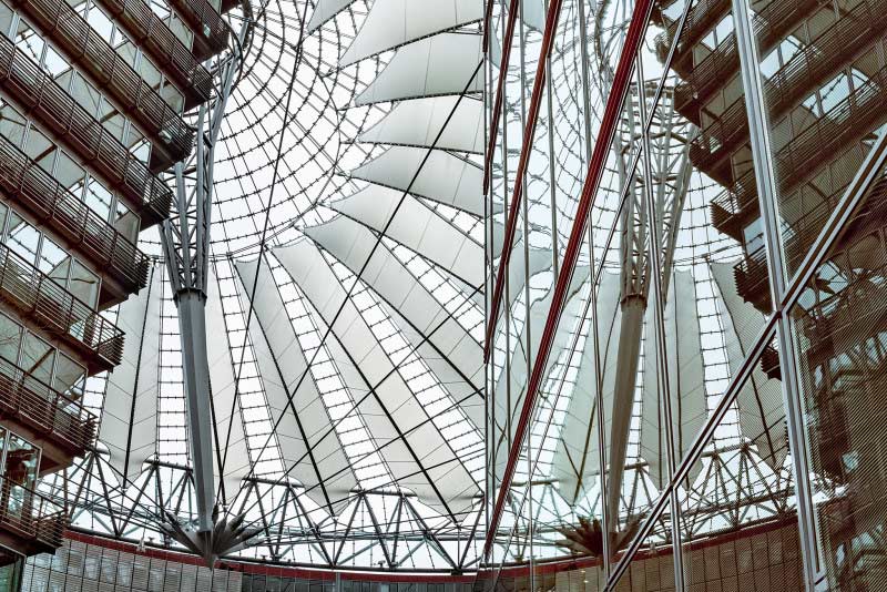 Futuristisches Dach des Sony Centers am Potsdamer Platz in Berlin, aufgenommen von einem Architekturfotografen.