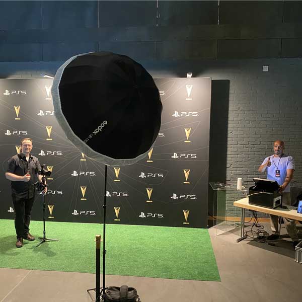 Ein professionelles Eventfotografie-Setup in Berlin mit einer großen Softbox, einer Pressewand im Hintergrund und einem Sofortdruck-Stand für unmittelbare Fotoprints.