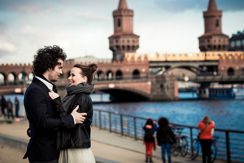 Hochzeitspaar an der Oberbaumbrücke in Berlin