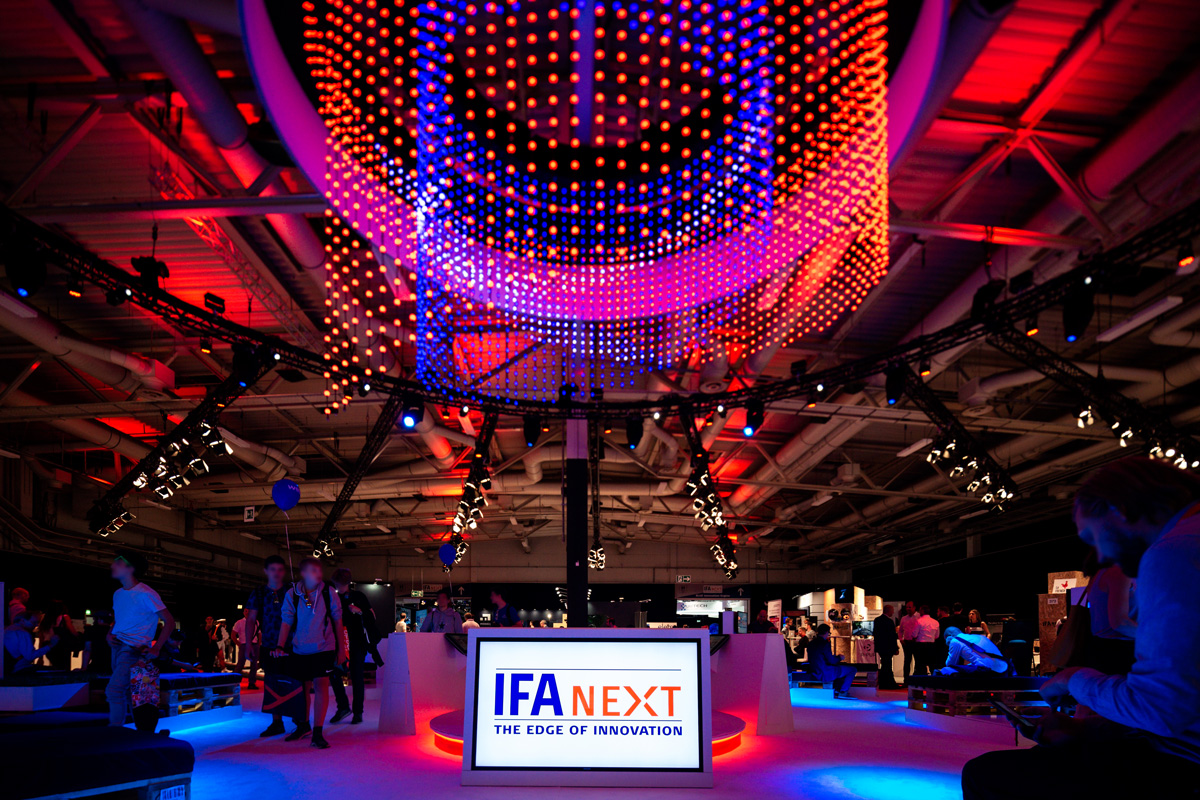  Futuristische Atmosphäre bei IFA Next auf der IFA 2018, eingefangen von einem Eventfotografen Berlin.