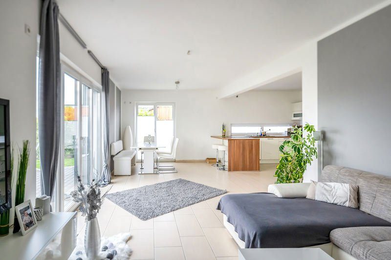 Lichtdurchflutetes Wohnzimmer in Berlin, fotografiert von einem Innenraum- & Interieur Fotografen.