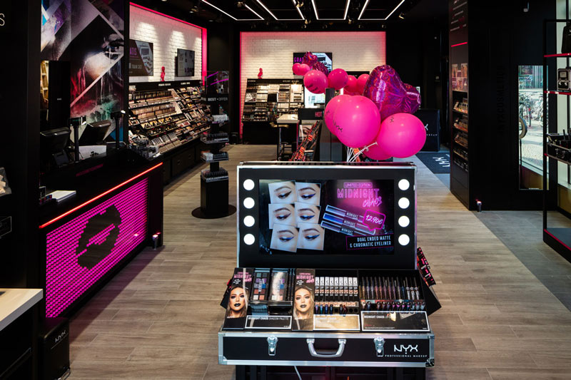 Stilvolle Verkaufsfläche bei NYX Cosmetics in Berlin, fotografiert von einem Innenraumfotografen.