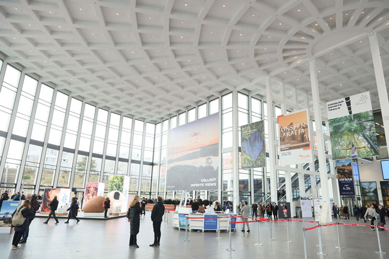 Weitläufige Messehalle auf der ITB Berlin, festgehalten von einem Messefotografen Berlin.