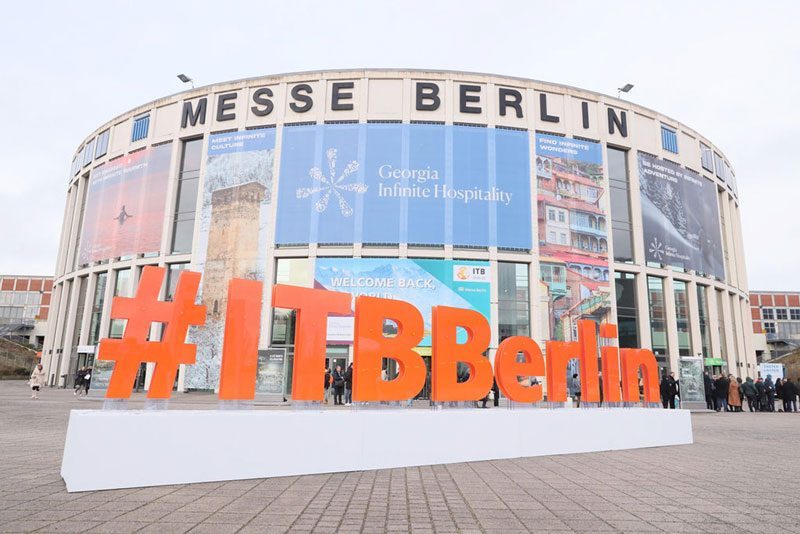 Eingangsbereich der ITB Berlin mit großem #ITBBerlin-Logo.