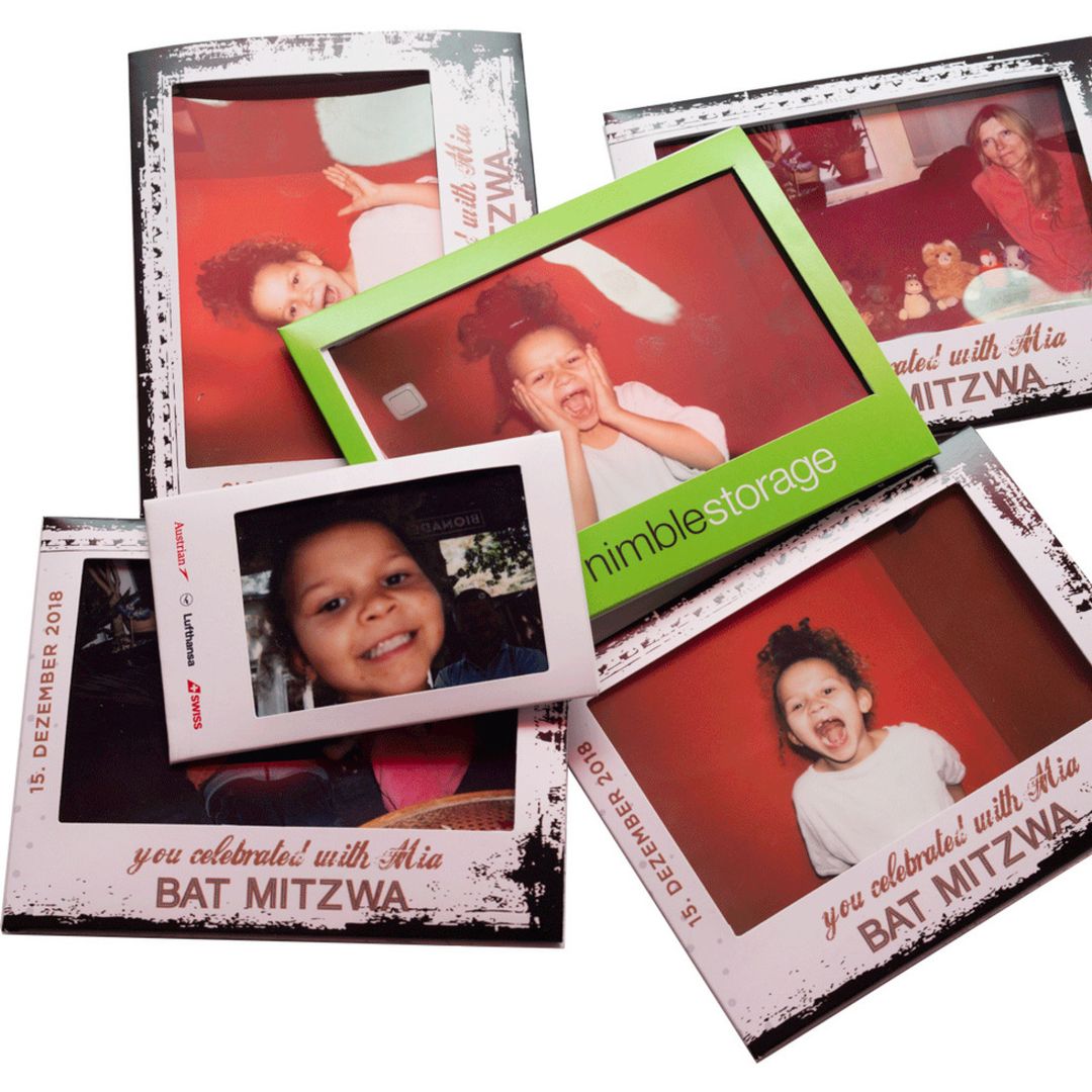 Eine Sammlung von Polaroid- und Instax-Porträts in farbenfrohen Passepartouts, die fröhliche Kinder zeigen.