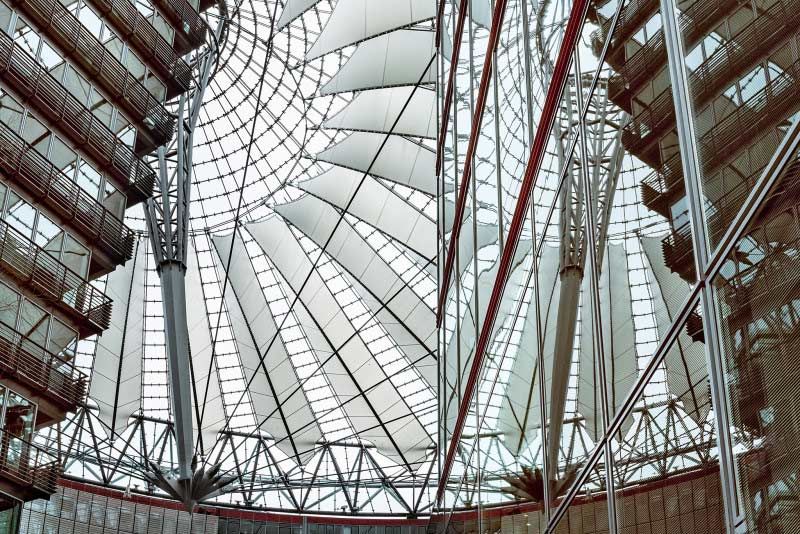 Futuristisches Dach des Sony Centers am Potsdamer Platz in Berlin, aufgenommen von einem Architekturfotografen.